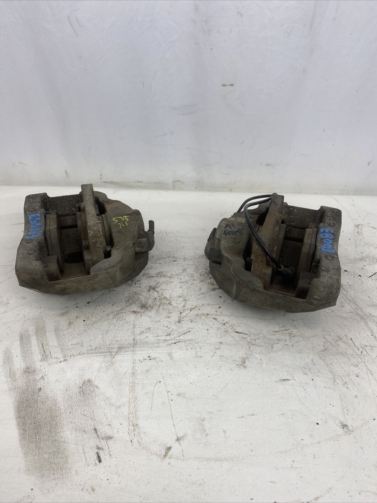 PAIR OEM BMW E60 530xi 535xi 06-10 AWD Front Brake Calipers Right Left w/Pads