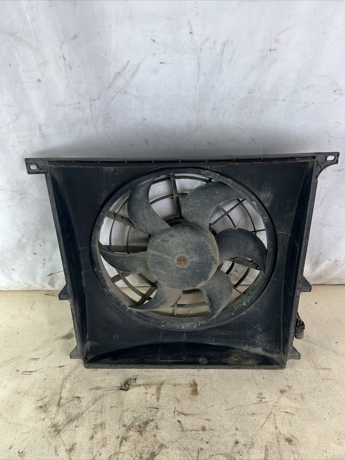 96-98 BMW 318 Z3 1.9L L4 GAS M44 ENGINE MOTOR RADIATOR COOLING FAN SHROUD OEM