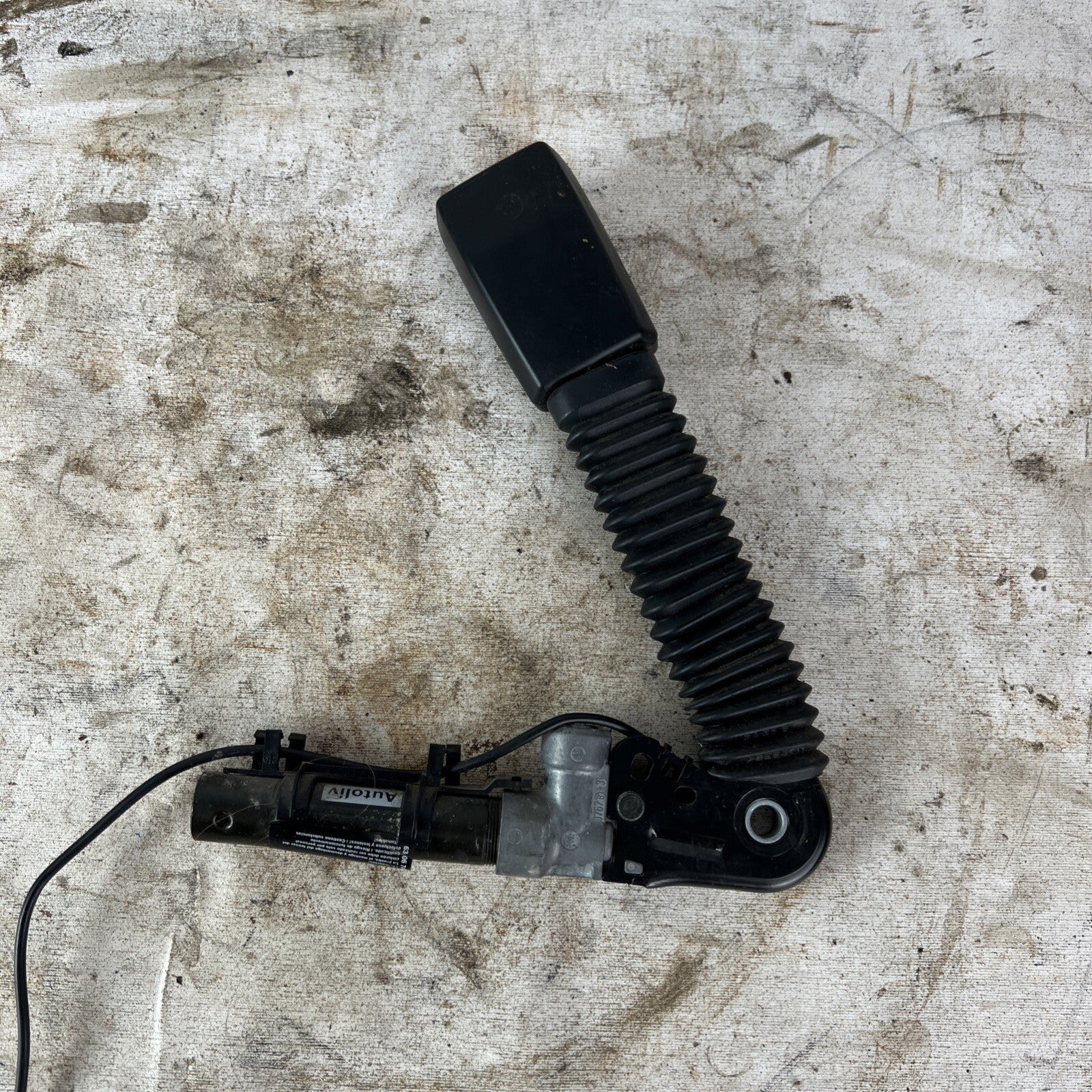 BMW E46 Seat Belt Tensioner Receiver Right Front 8257790 99-06 323 325 328 330