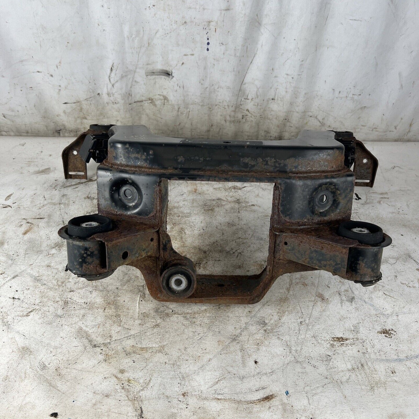 BMW E36 318 320 323 325 328 Rear Axle Carrier Differential Housing Subframe #036