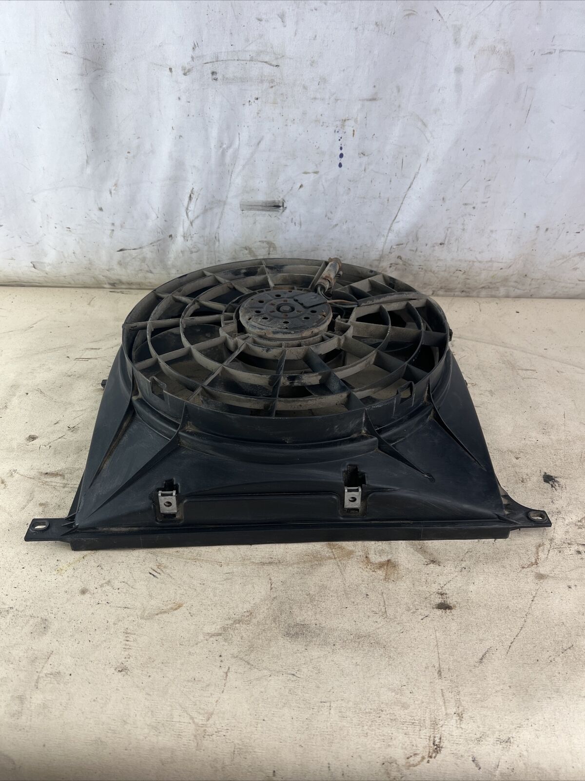 96-98 BMW 318 Z3 1.9L L4 GAS M44 ENGINE MOTOR RADIATOR COOLING FAN SHROUD OEM