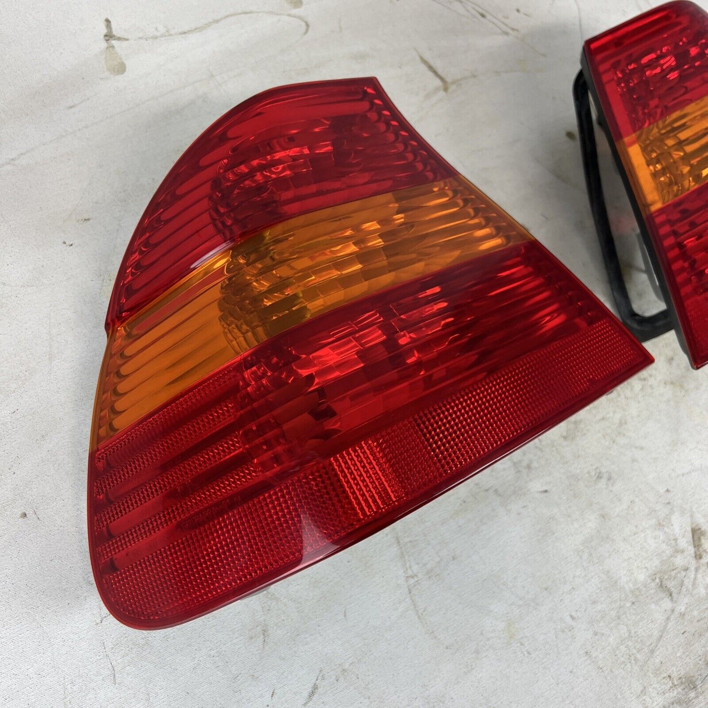 6907933 & 34 BMW325i 330i 330xi 325xi E46Sedan OEM TAILLIGHT HOUSING 02-05(PAIR)