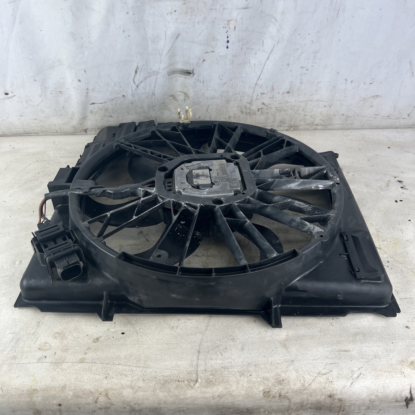 04-06 BMW X5 E53 Engine Motor Radiator Cooling Fan Motor w/ Shroud 7521767 OEM
