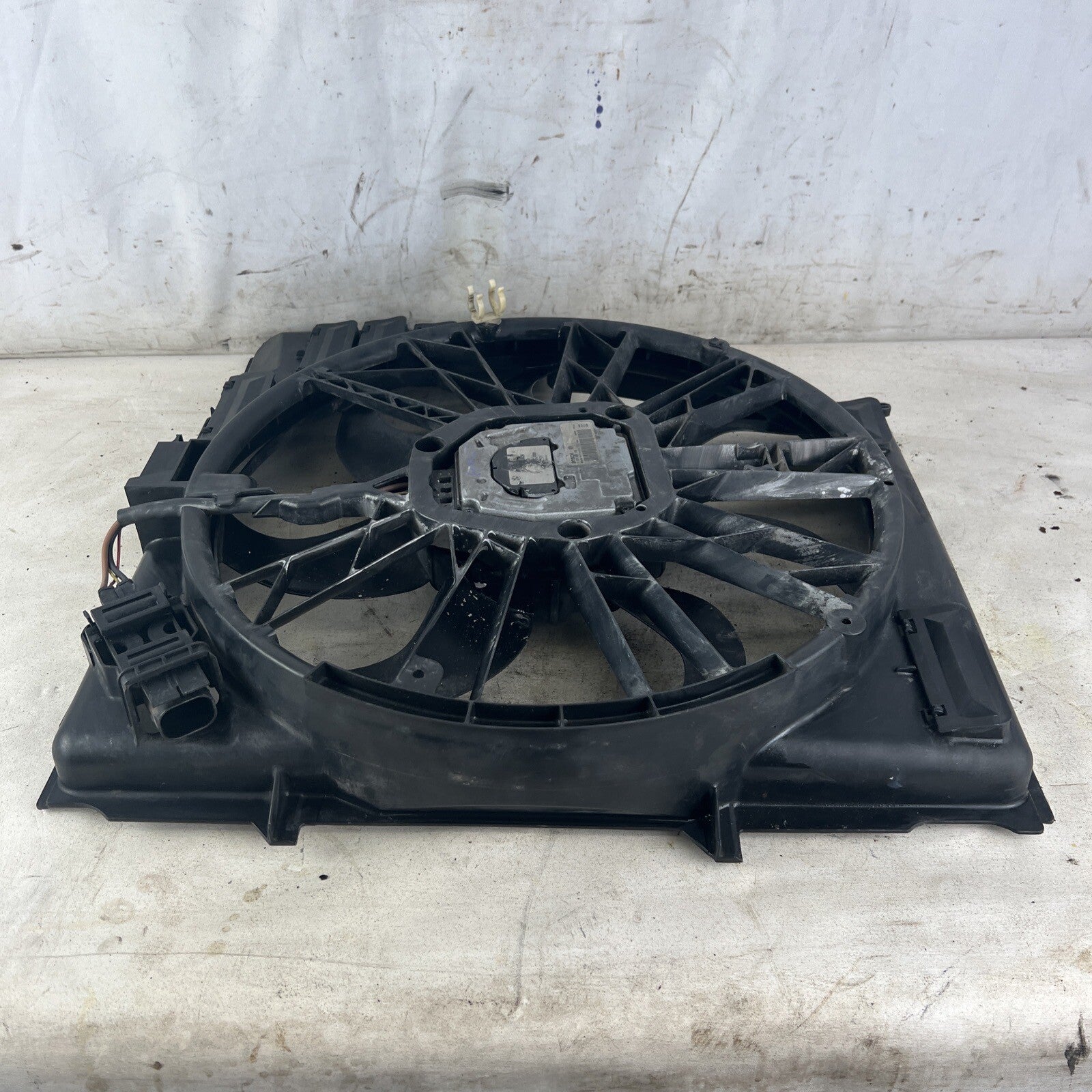 04-06 BMW X5 E53 Engine Motor Radiator Cooling Fan Motor w/ Shroud 7521767 OEM