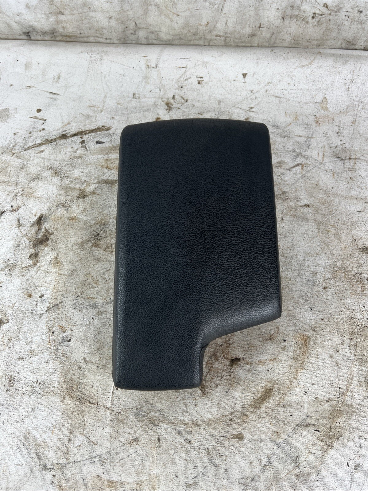 2007- 2008 BMW 328I 3 SERIES CENTER CONSOLE LID ARMREST 7137552 BLACK OEM