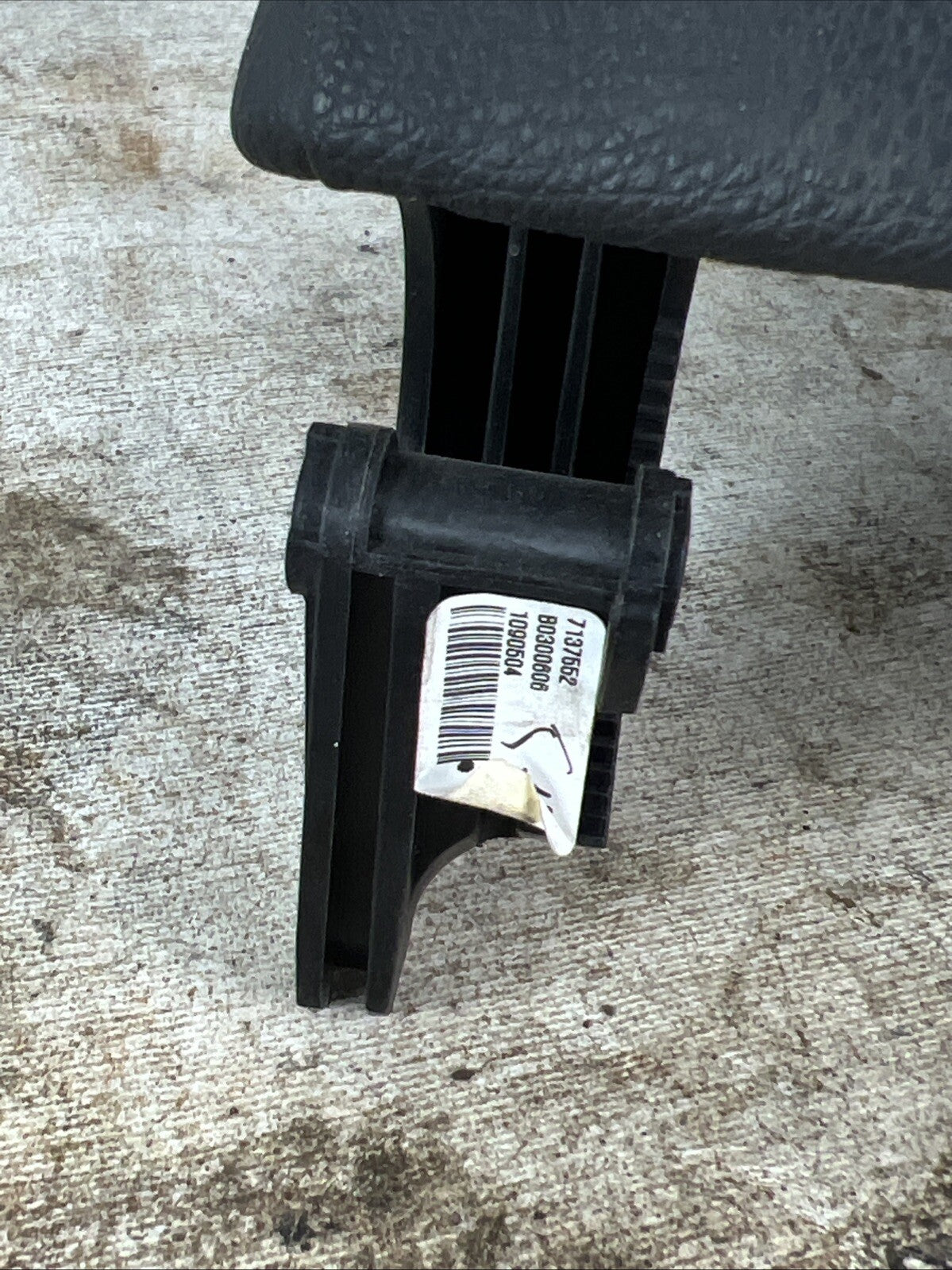 2007- 2008 BMW 328I 3 SERIES CENTER CONSOLE LID ARMREST 7137552 BLACK OEM
