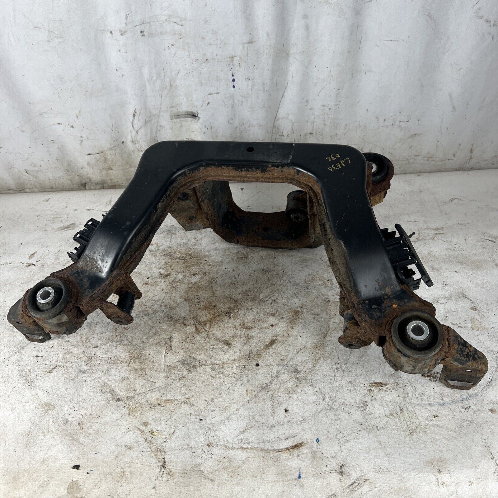 BMW E36 318 320 323 325 328 Rear Axle Carrier Differential Housing Subframe #036