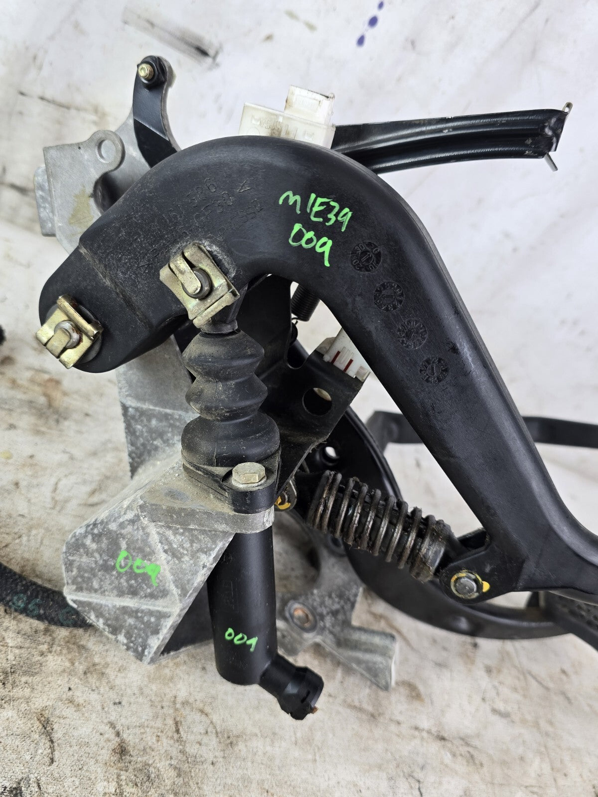 BMW E39 5-Series Manual Trans Clutch Pedal Assembly Swap w Master 1998-2000 USED