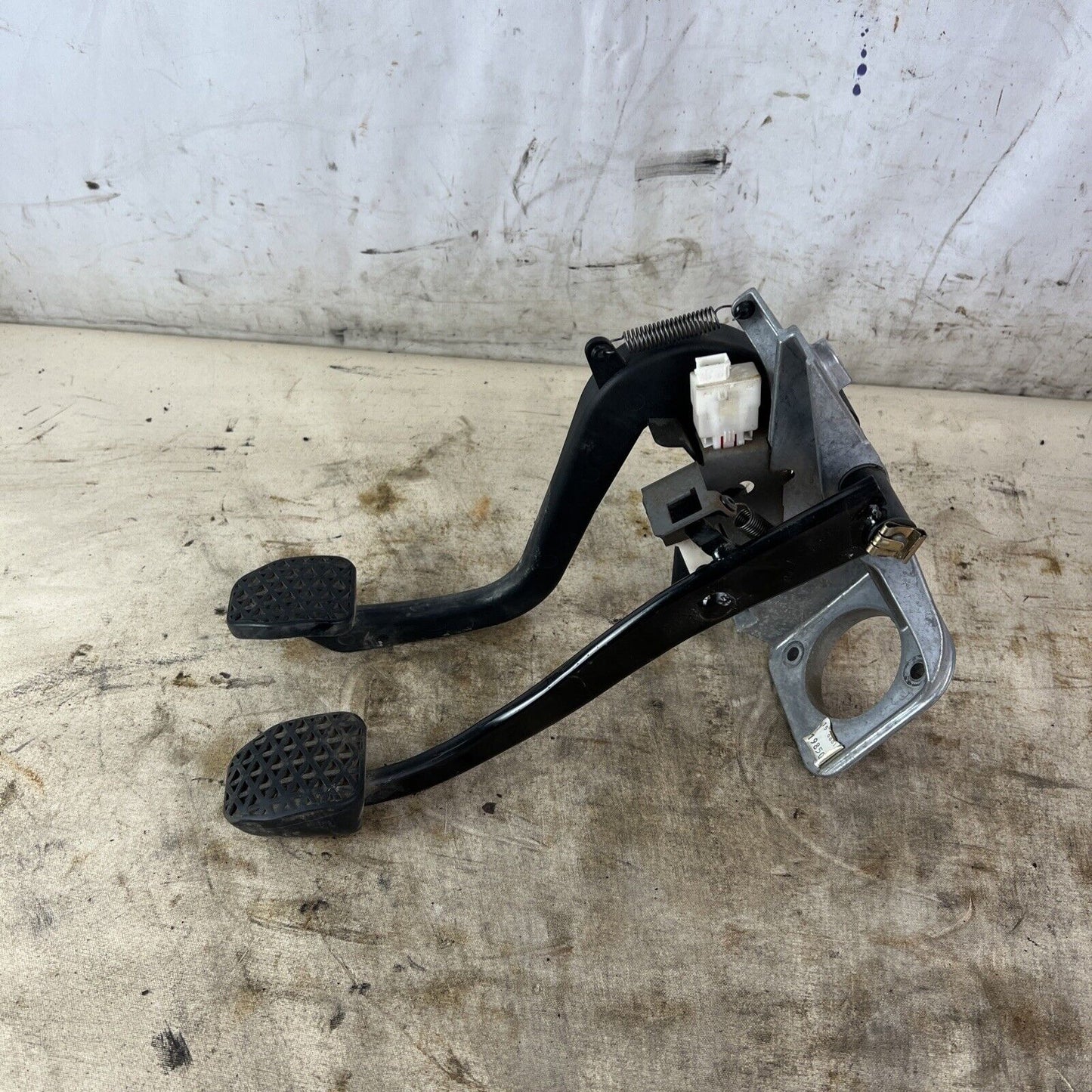 Bmw E46 3 Series MANUAL PEDAL ASSEMBLY / Clutch Pedal Assembly 323i 325i 330i M3