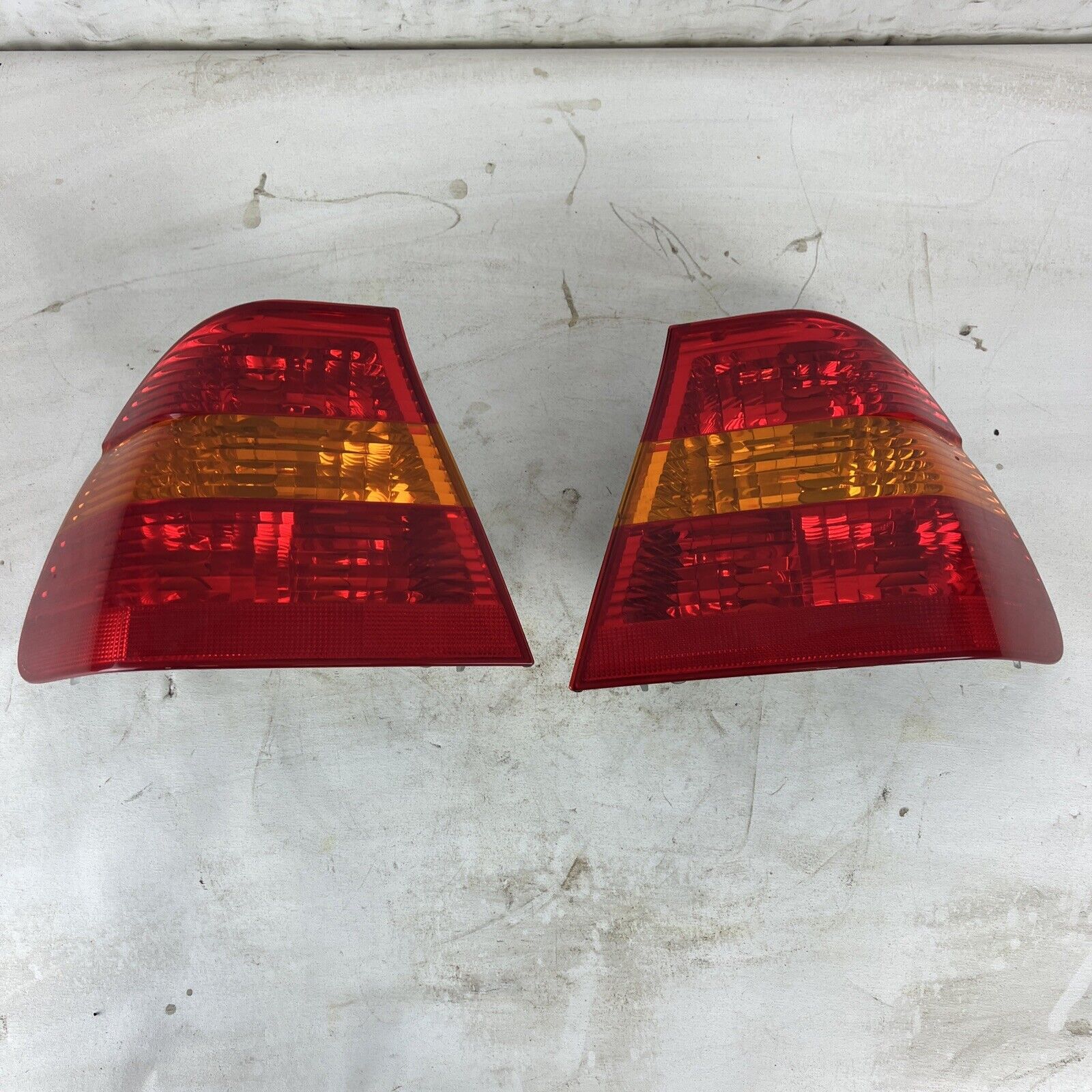 6907933 & 34 BMW325i 330i 330xi 325xi E46Sedan OEM TAILLIGHT HOUSING 02-05(PAIR)