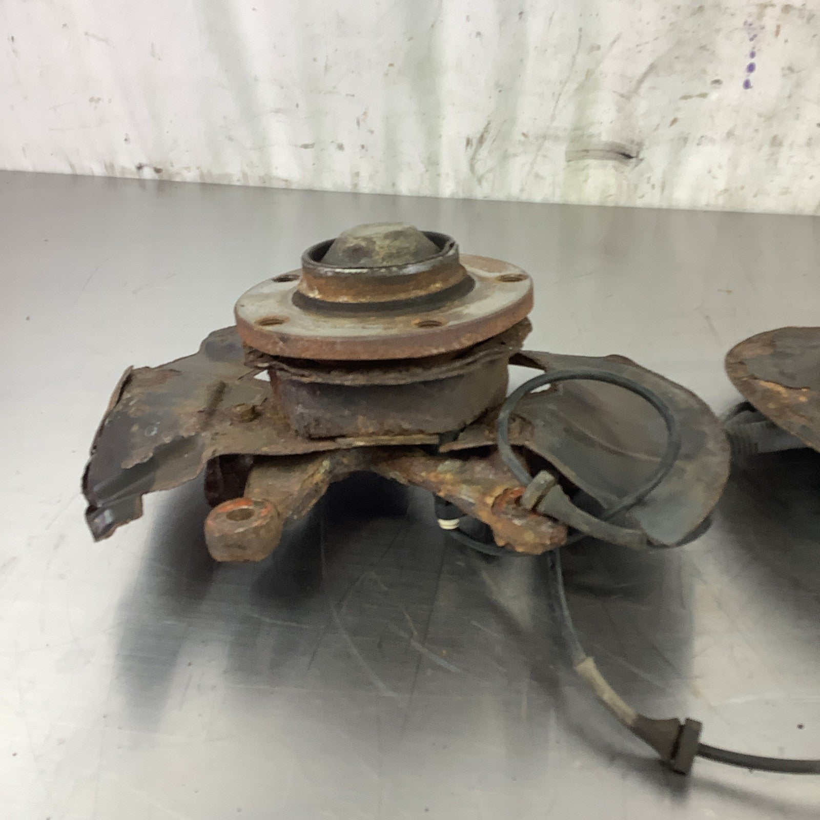 BMW E36 318 323 325 328 FRONT PASSENGER & DRIVER WHEEL HUB KNUCKLE SPINDLE #073