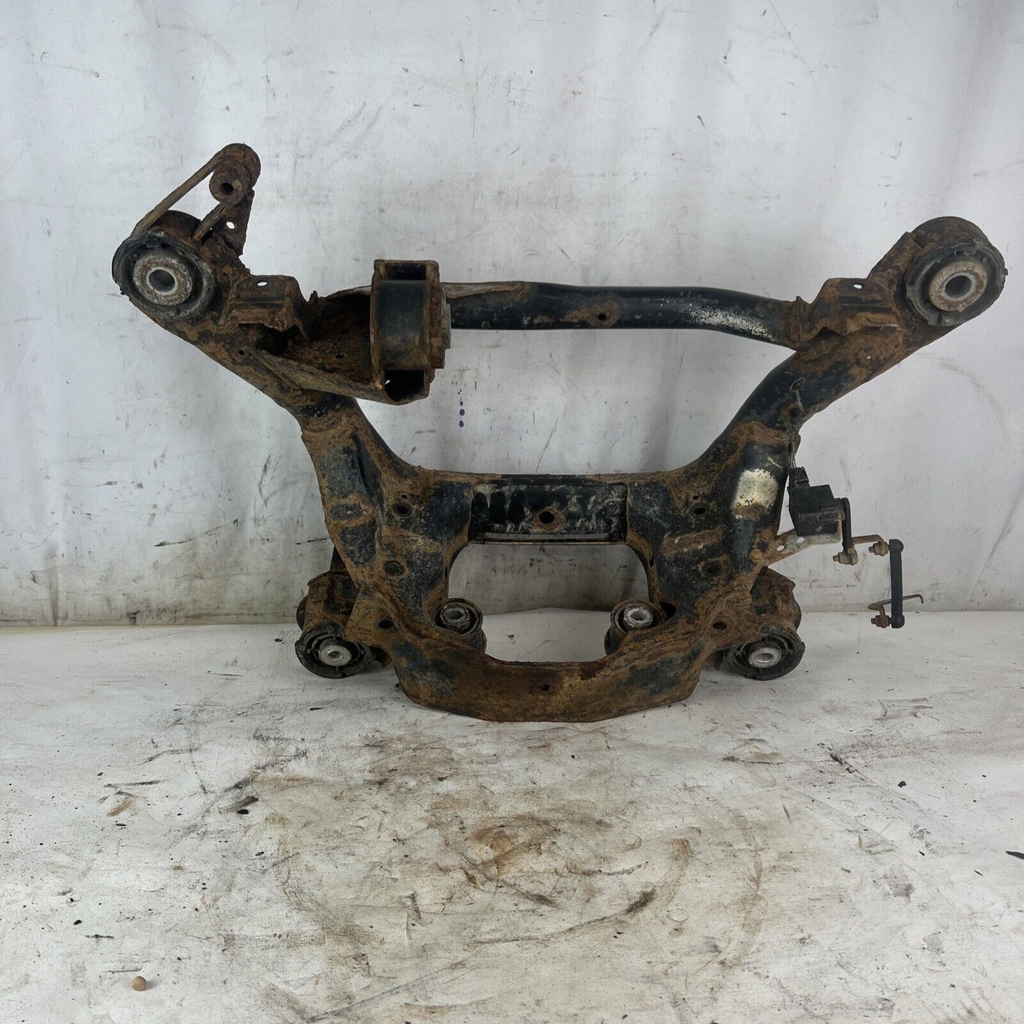 REAR AXLE DIFFERENTIAL DIFF CARRIER SUBFRAME BMW E46 325XI 330XI AWD 4WD CROSS