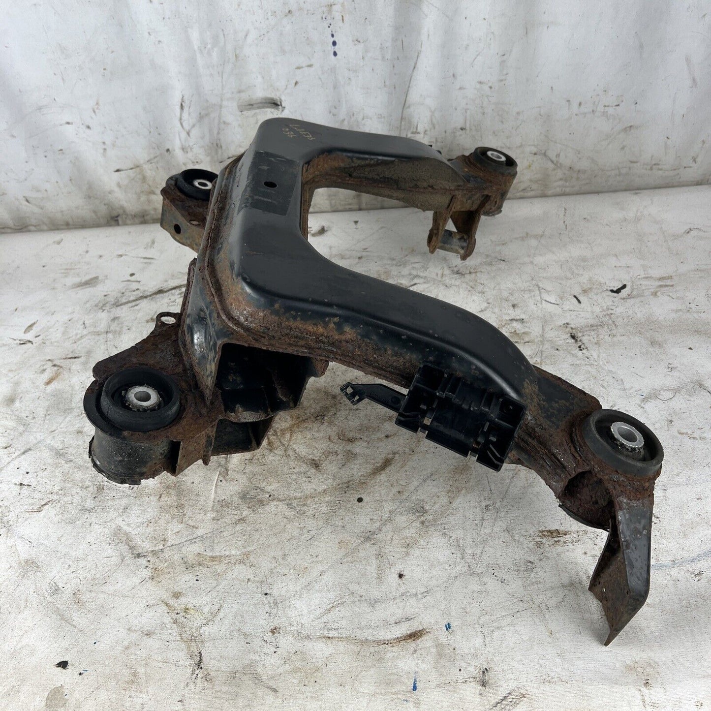 BMW E36 318 320 323 325 328 Rear Axle Carrier Differential Housing Subframe #036