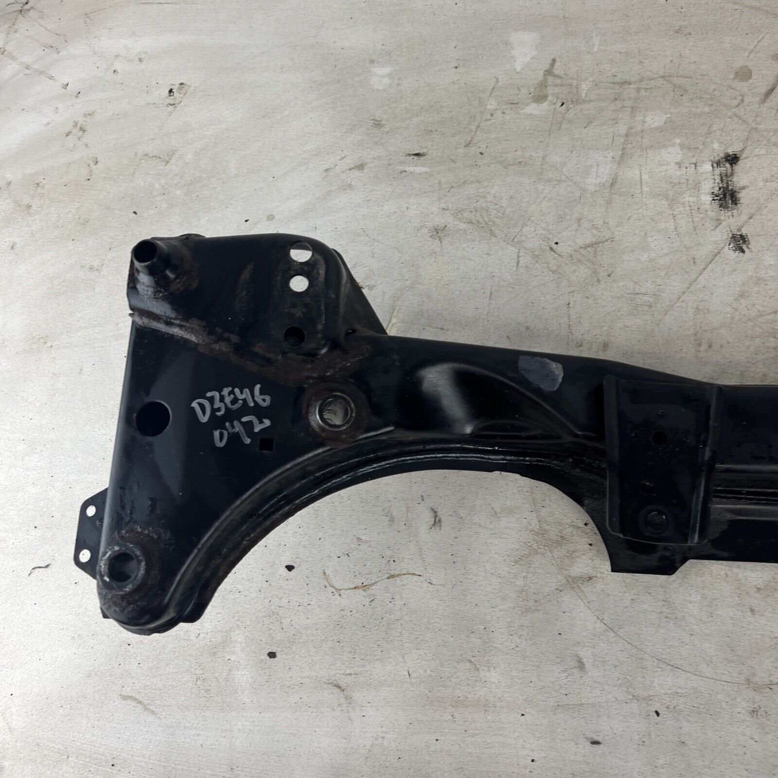 BMW E46 323 325 330 Front Subframe Support Bracket Mounting Cradle OEM