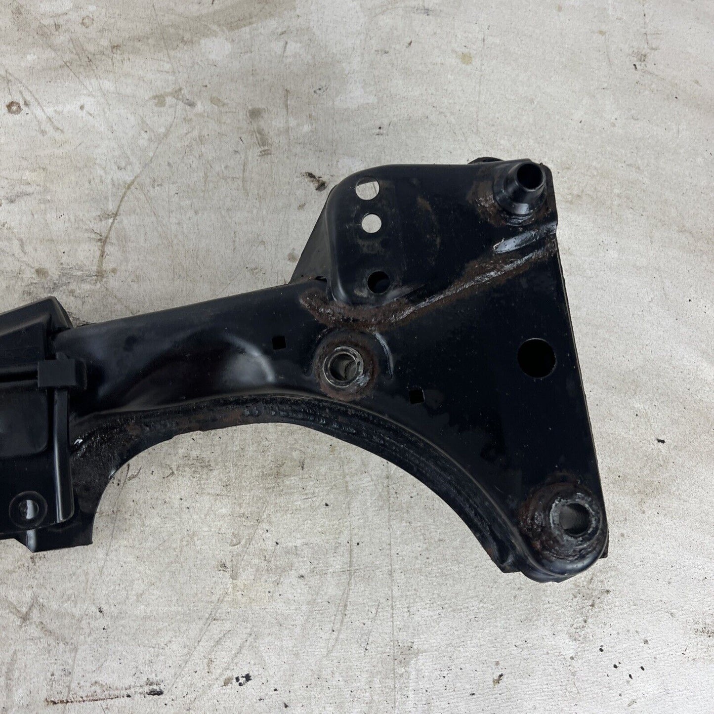 BMW E46 323 325 330 Front Subframe Support Bracket Mounting Cradle OEM