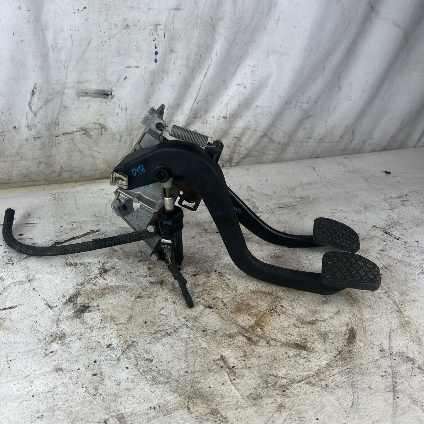 BMW E46 323i 325i 328i 330i Manual Transmission Clutch Pedal Assembly