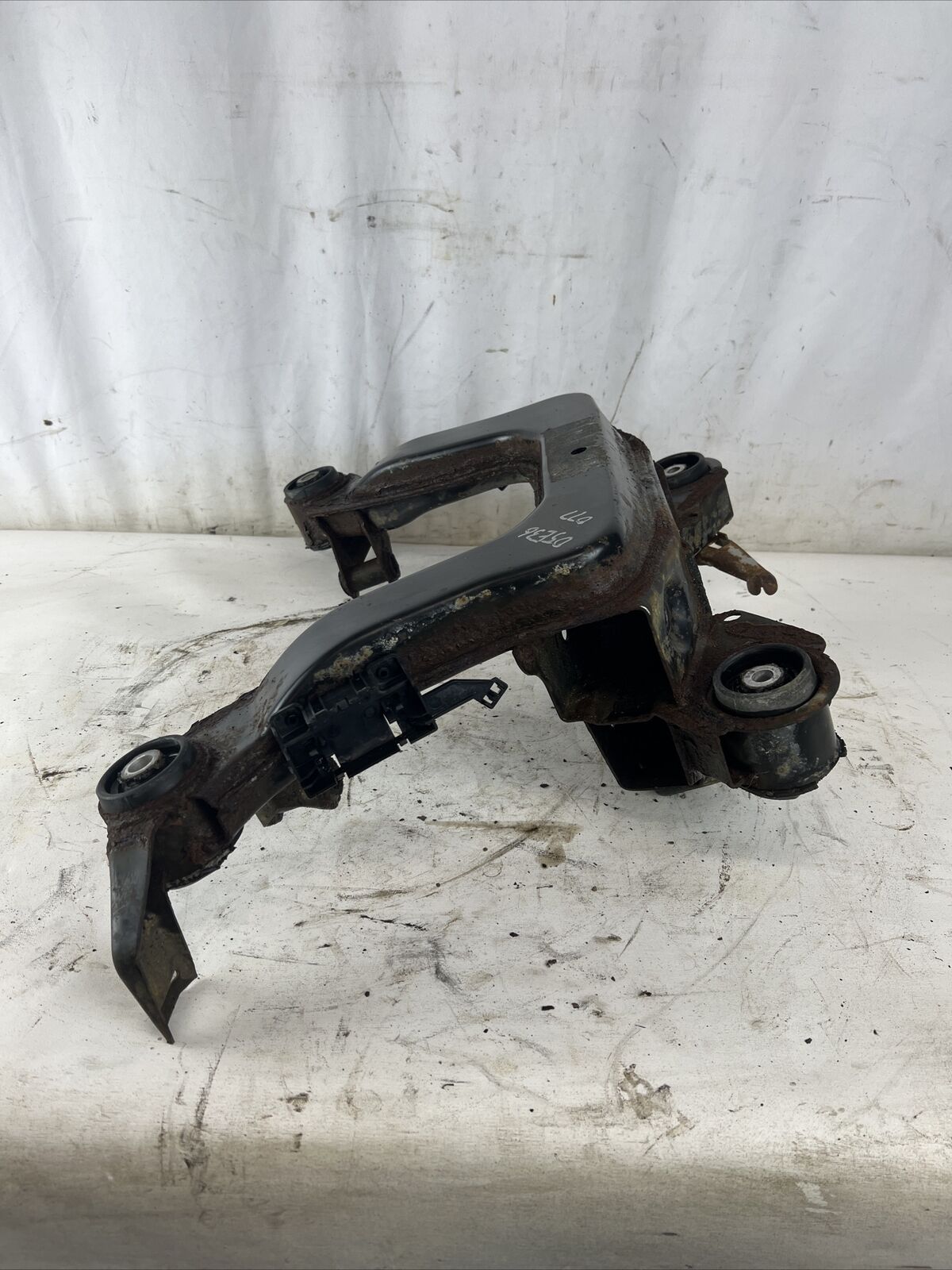 BMW E36 318 320 323 325 328 Rear Axle Carrier Differential Housing Subframe #D07