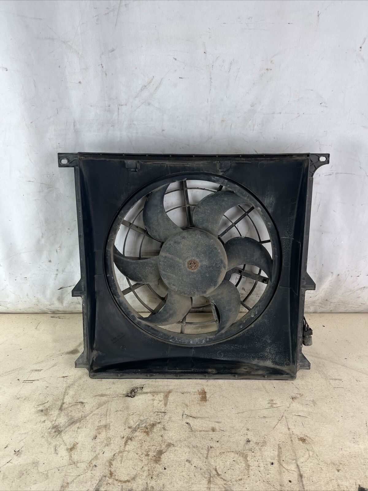 96-98 BMW 318 Z3 1.9L L4 GAS M44 ENGINE MOTOR RADIATOR COOLING FAN SHROUD OEM