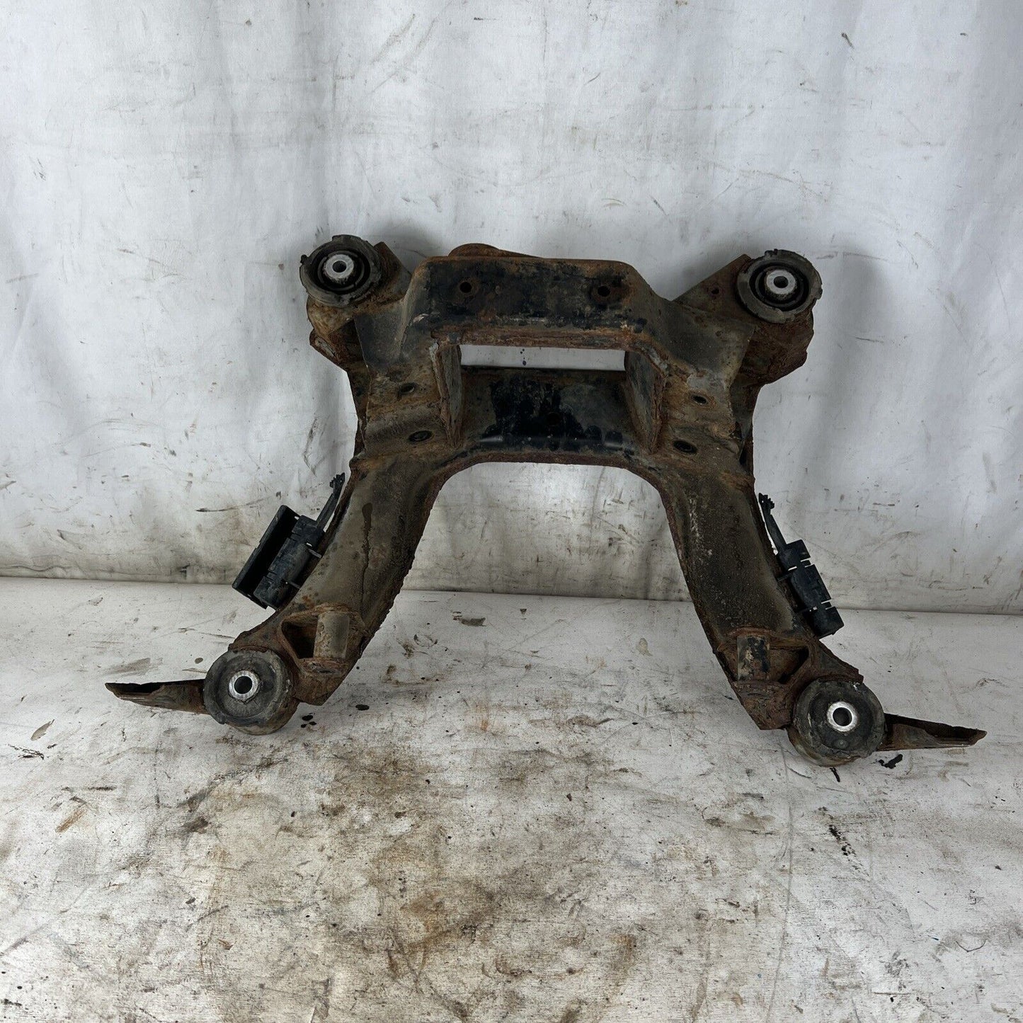 BMW E36 318 320 323 325 328 Rear Axle Carrier Differential Housing Subframe #036