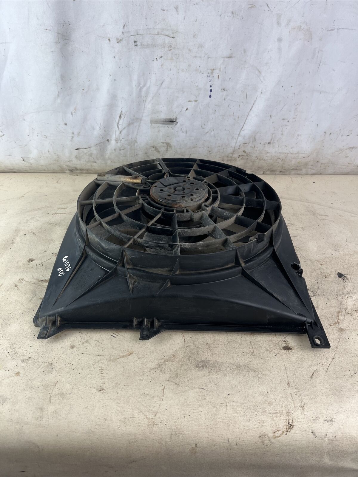 96-98 BMW 318 Z3 1.9L L4 GAS M44 ENGINE MOTOR RADIATOR COOLING FAN SHROUD OEM