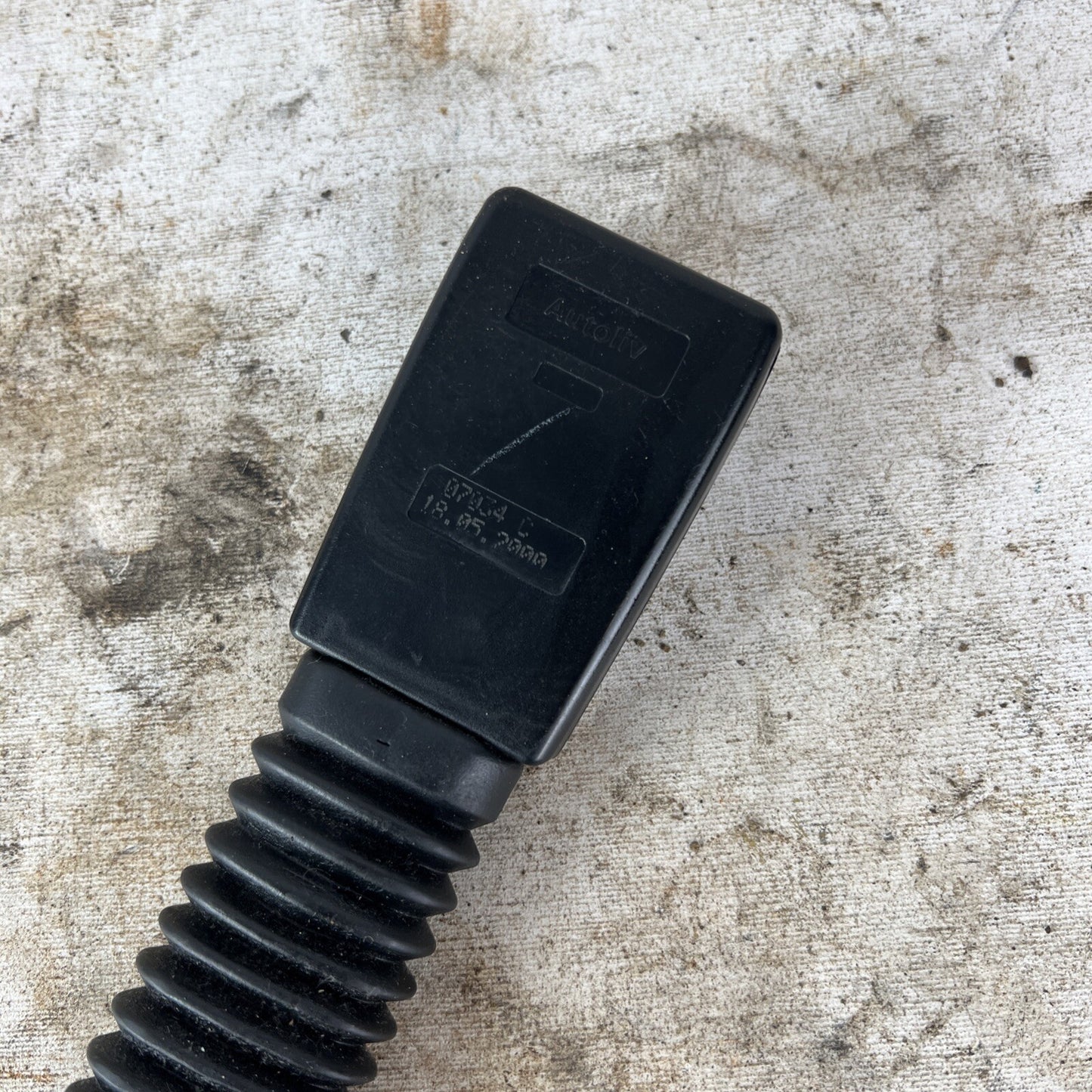 2004 BMW 330ci 325ci 325i 330i Front Right Passenger  Seat Belt Buckle Tensioner